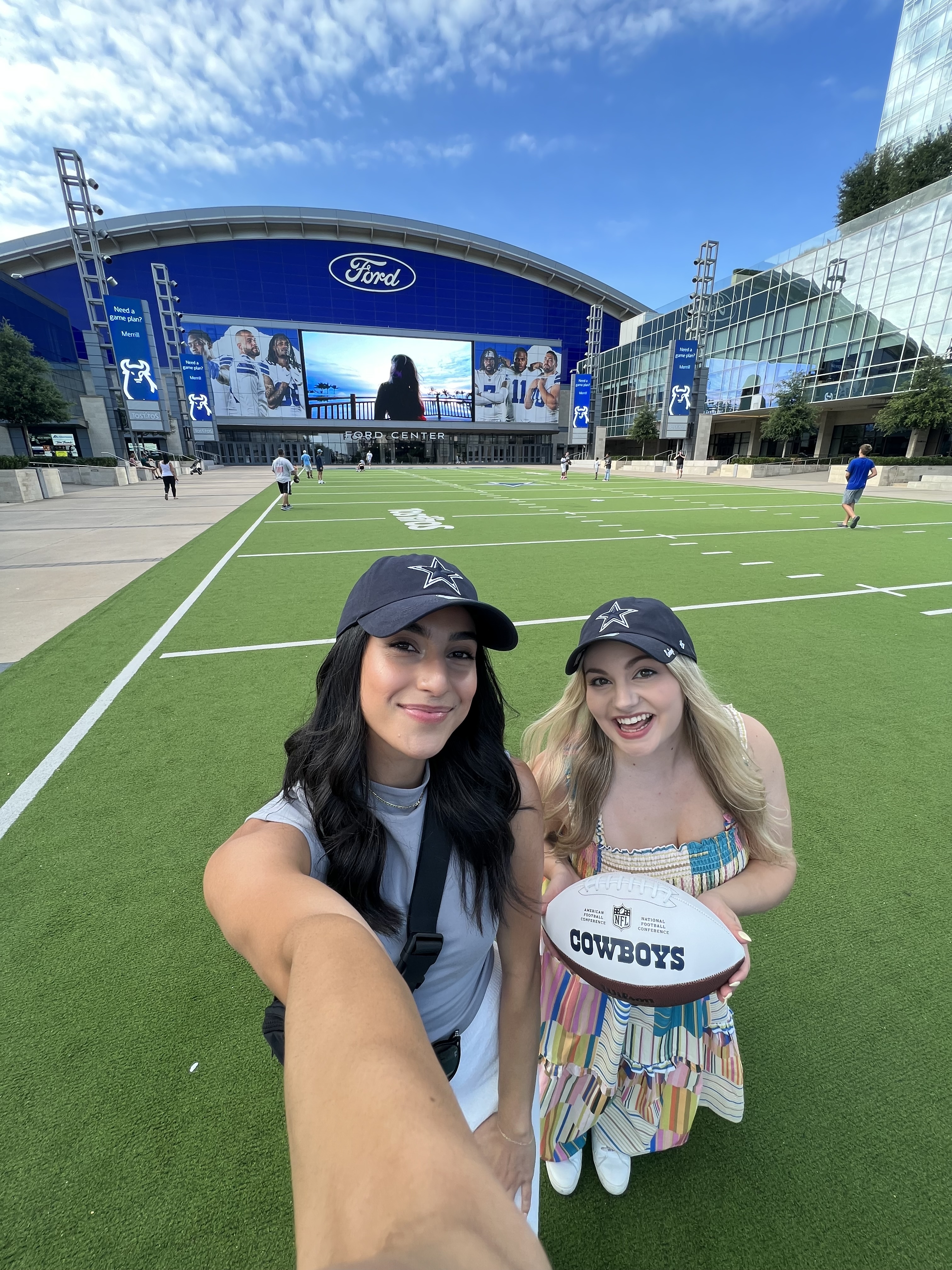 Haley and Alondra With Dallas Cowboy Hats